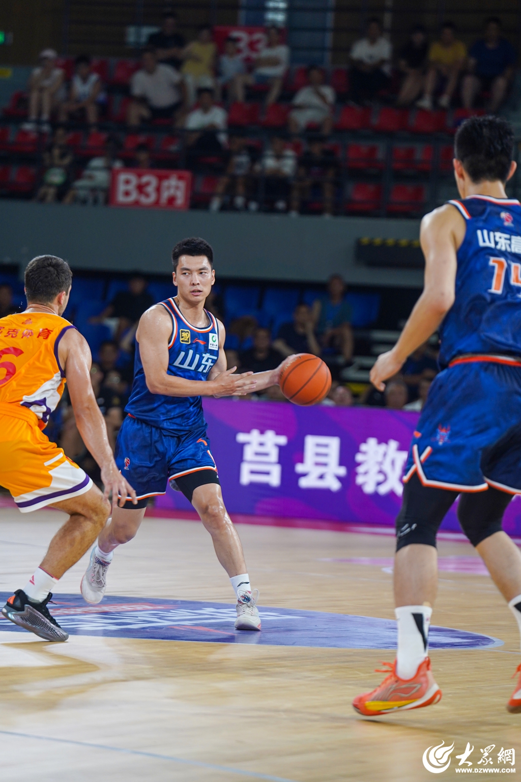 开云体育-包含NBA总决赛今晚走向成谜,山东男篮临场应变,球迷炸锅,更衣室氛围转暖的词条